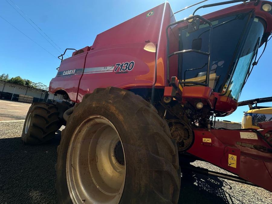 Colheitadeira Case IH 7130 com Plataforma Draper 35 Pés - Ano 2017
