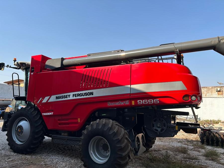 Colheitadeira Massey Ferguson 9695 com Plataforma 30 Pés - Ano 2023