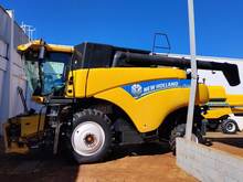 Foto 12 de Colheitadeira New Holland CR 6080 com Plataforma 30 Pés - Ano 2014