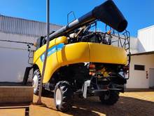 Foto 3 de Colheitadeira New Holland CR 6080 com Plataforma 30 Pés - Ano 2014