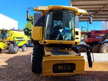 Foto 1 de Colheitadeira New Holland CR 6080 com Plataforma 30 Pés - Ano 2014