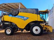 Foto 4 de Colheitadeira New Holland CR 6080 com Plataforma 30 Pés - Ano 2014
