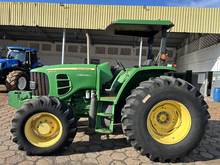 Foto 4 de Trator John Deere 6110D - Ano 2011