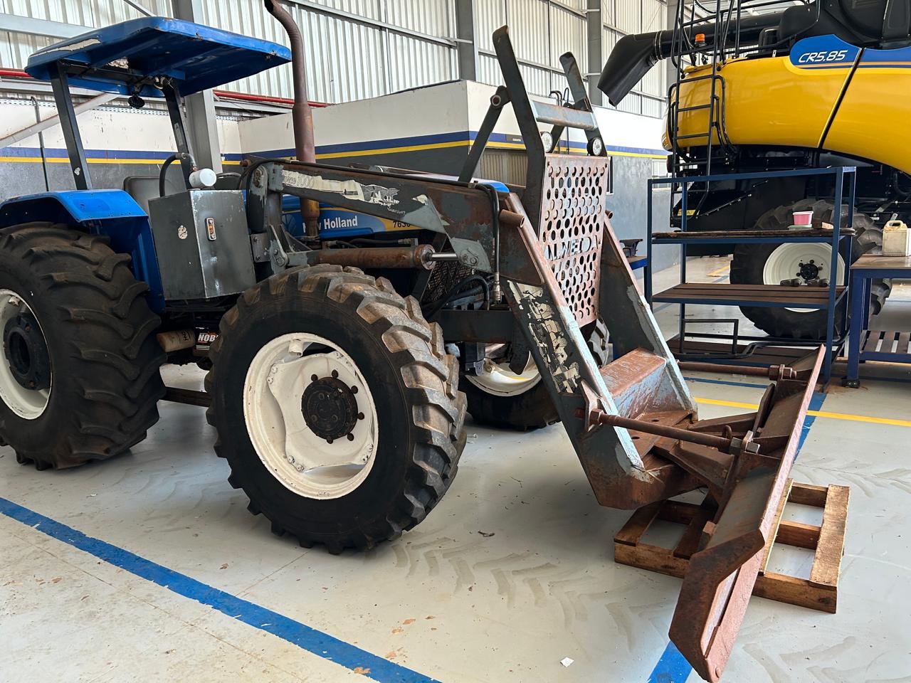 Trator New Holland 7630 - Ano 2011